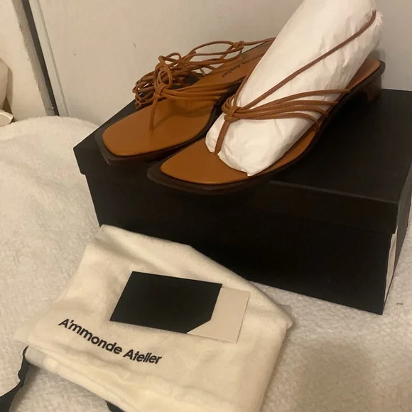 Clean new Sandals - Picture 5 of 8